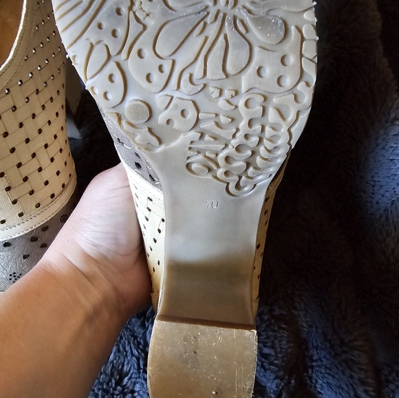 Size 40 Gold Button Cream & Taupe Flowered Shootie - Picture 5 of 16